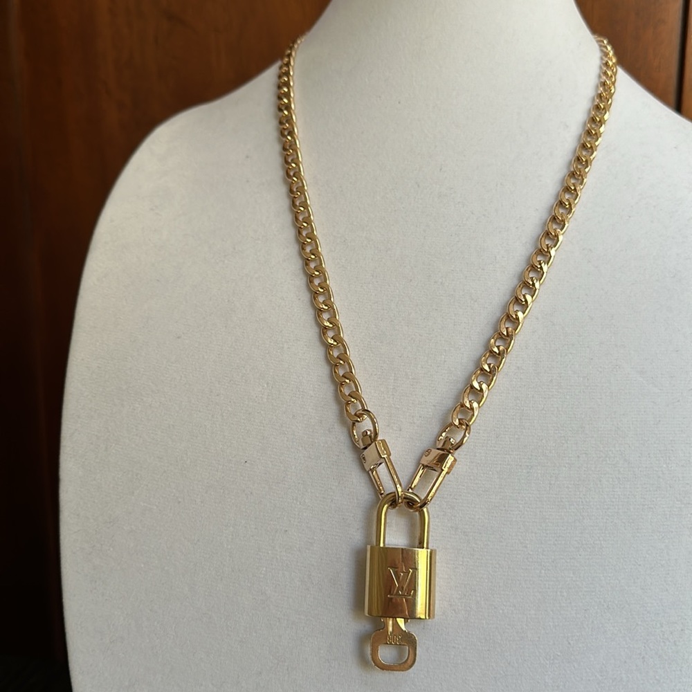 LV Lock & Key #303 with Unbranded Chain - Picture 11 of 11